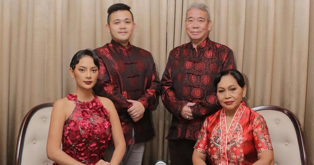 7 Fakta Keluarga Erika Carlina, Punya Orangtua Beda Keyakinan